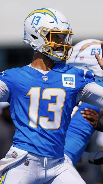 HelmetStalker's tweet image. Chargers QB DJ Uiagalelei is using a Riddell SpeedFlex True with an SF-2BD-SW facemask, clear Oakley visor and a Riddell hardcup chinstrap paired with the Cam-Loc system; he used a CU-SF-2BD-SW-HP facemask and a SportStar Victory chinstrap at Florida State in 2024.