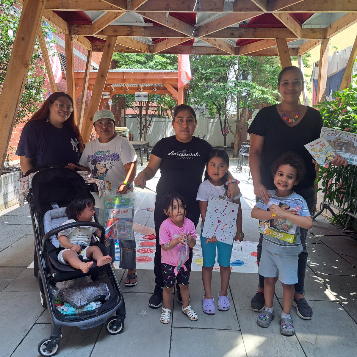 linc_nyc's tweet image. 🌿📚East Harlem families, Our next Books & Blankets July sessions are here:
📅July 23: Diversity Edible Farm Garden w/ @NYCGreenThumb
📅July 25: El Cataño Garden w/ @NYRP
🎶 Stories, songs & early literacy joy for ages 0–5—but everyone is welcome.📋RSVP: tinyurl.com/eh25summer