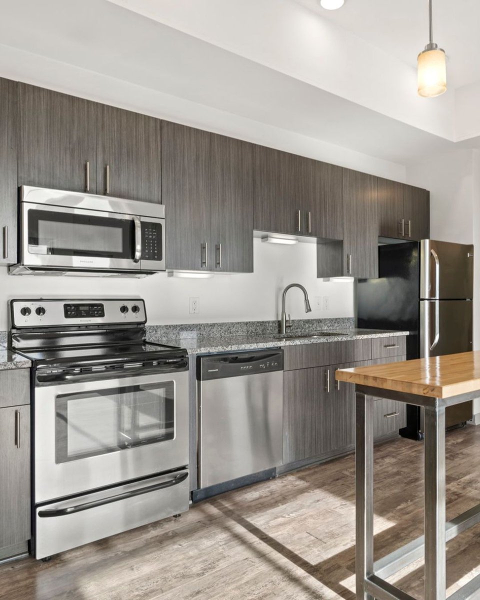 LegendPropGroup's tweet image. 📍Matrix Midtown — Richmond, VA
Located just steps from VCU, our 1 &amp;amp; 2-bedroom apartments are available this August!

All utilities and parking included ✅ Pet-friendly 🐾
1-bedrooms starting at $1379/month | 2-bedrooms at $2219/month

📩 DM us to secure your spot!