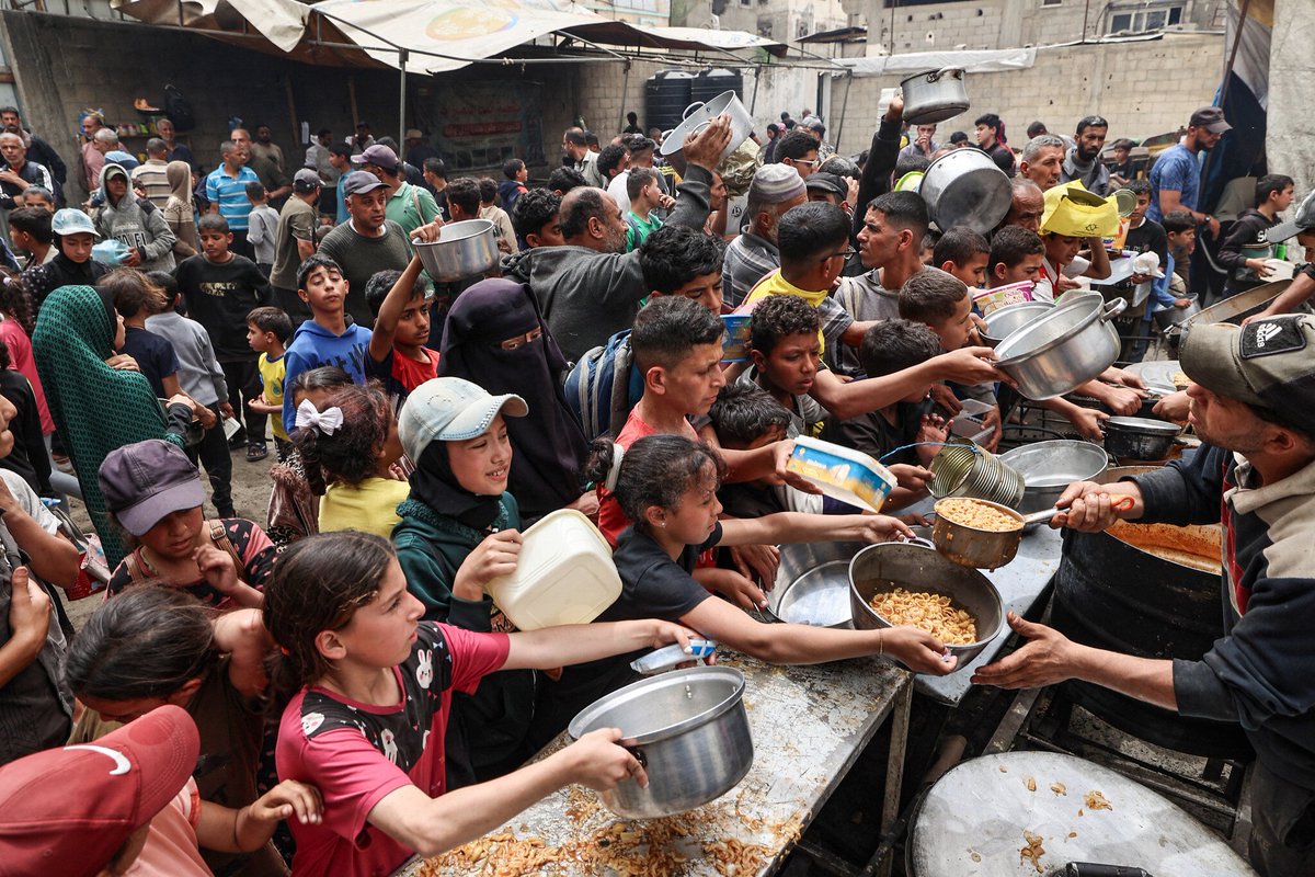 ProfShafic's tweet image. Humanity in East and West, let your voices unite: Using food as a weapon in Gaza is a war crime. Over 100K civilians face starvation under siege. Urgent international and public action is needed. 
غزة من الموت قصفا إلى الموت جوعا.
#UN #HRViolations #FoodAsWeapon #GazaUnderSiege
