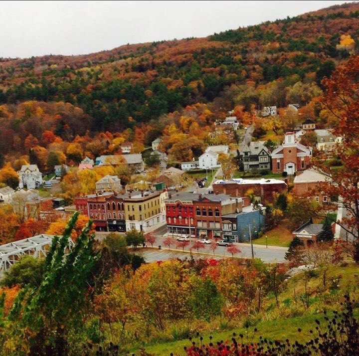 cityaestheticss's tweet image. There is just something so charming about small town America.
Cities and suburbs are drawing all the people from these places, many towns will be lost to time at some point.
We need a movement of people going back to these places, to create jobs and revitalize.