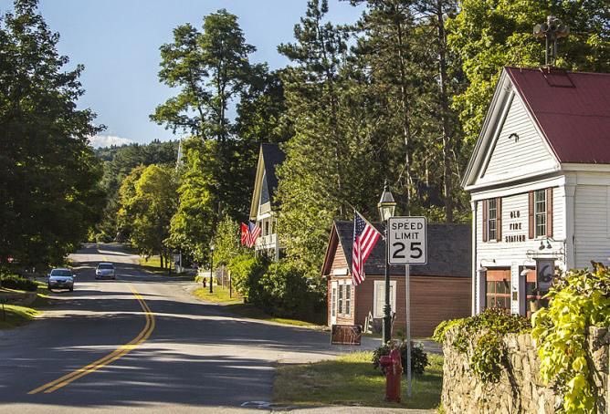 cityaestheticss's tweet image. There is just something so charming about small town America.
Cities and suburbs are drawing all the people from these places, many towns will be lost to time at some point.
We need a movement of people going back to these places, to create jobs and revitalize.