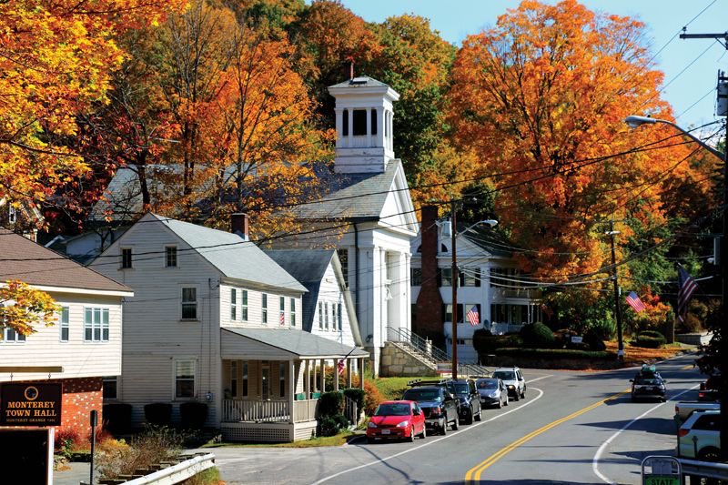 cityaestheticss's tweet image. There is just something so charming about small town America.
Cities and suburbs are drawing all the people from these places, many towns will be lost to time at some point.
We need a movement of people going back to these places, to create jobs and revitalize.