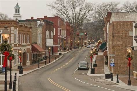 cityaestheticss's tweet image. There is just something so charming about small town America.
Cities and suburbs are drawing all the people from these places, many towns will be lost to time at some point.
We need a movement of people going back to these places, to create jobs and revitalize.