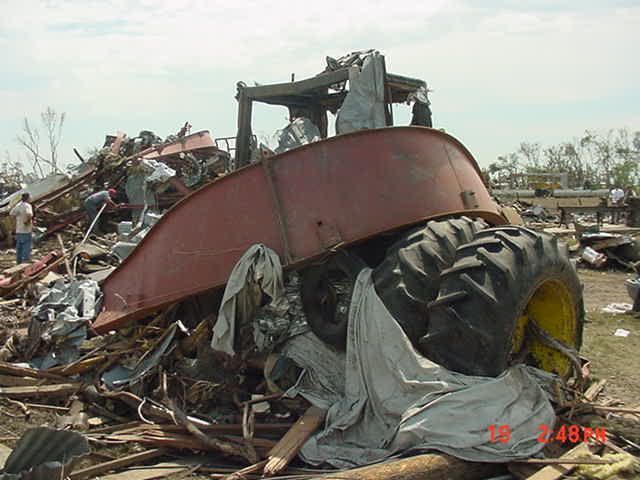 tornado_talk's tweet image. Marion, ND F4 #Tornado – July 18, 2004!
A violent tornado tracked 12 miles through Barnes and LaMoure Counties, ND. The Noot Farm was devastated—two homes, 20 grain silos, outbuildings, vehicles, and heavy machinery were all destroyed.
A safe was ripped from a basement and…