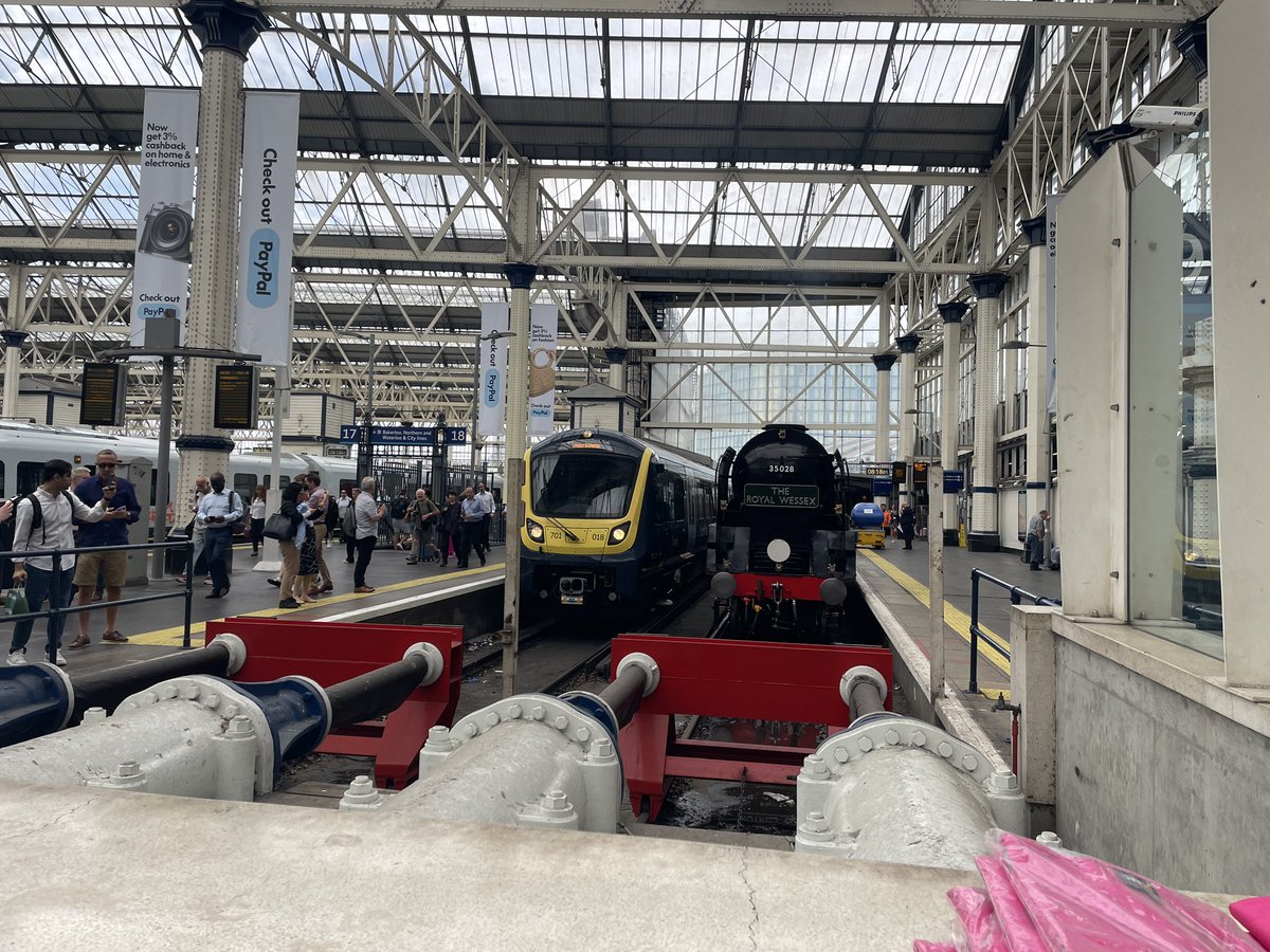 SimonZev's tweet image. A very nice day using #VolunteerLeave to host guests onto the #Railway200 #InspirationTrain also featuring some lovely @GBRailfreight locomotives, @ClanLine28 & a whole bit about careers #FreightManager
#Rail200 #FreightIsGreat