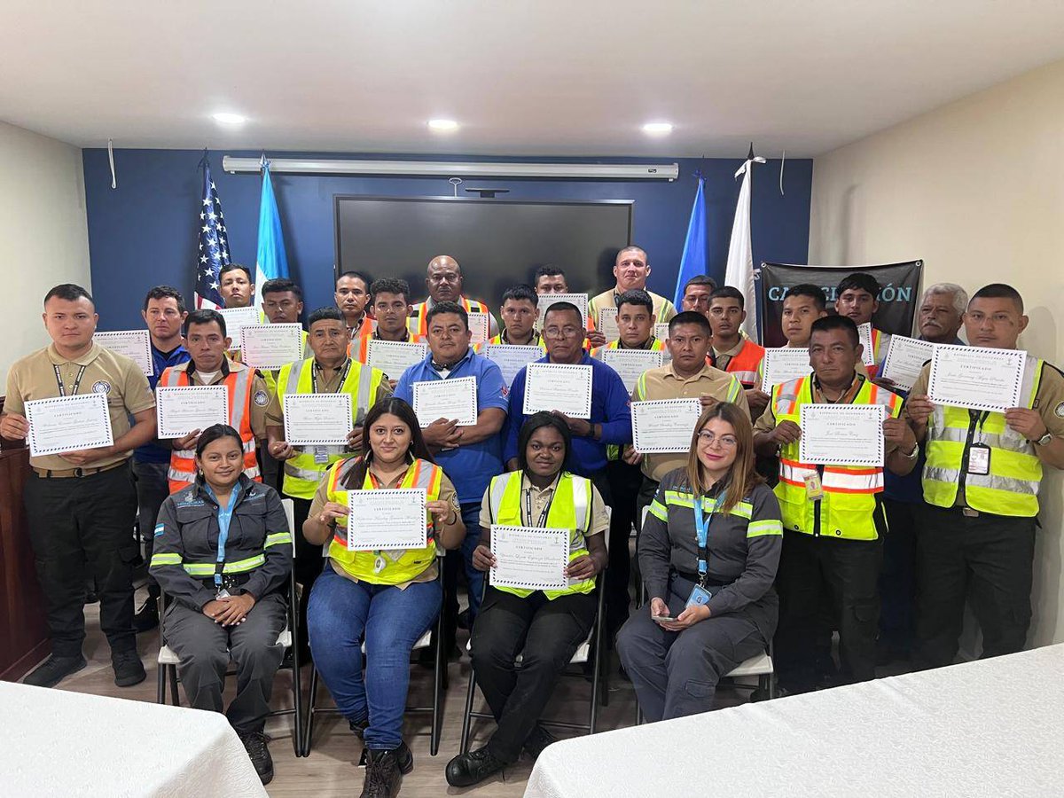 cnpp_hn's tweet image. 📍Puerto Cortés, Cortés.

📌Bajo el gobierno de la presidenta @XiomaraCastroZ, la #CNPP clausura el &quot;Curso de Protección Modelo OMI 3.24&quot; dirigido a personal de las instalaciones portuarias @OPC_HN, AVANZA, Terminal Especializada de Honduras y Gas del Caribe.
