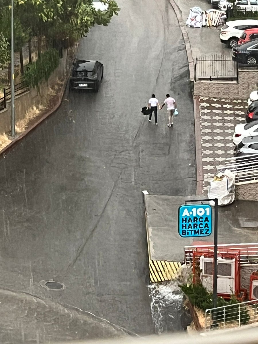 worldoffatma's tweet photo. Şemsiyesini kapatıp sevgilisiyle el ele yürüyen tatlı bir kız ve kızını balkona çıkarıp yağmur yağmasını izleten tatlı bir baba Ankara yağmurlu havalarda yine bildiğimiz gibi 😍
#ankara https://t.co/xBuJclClai