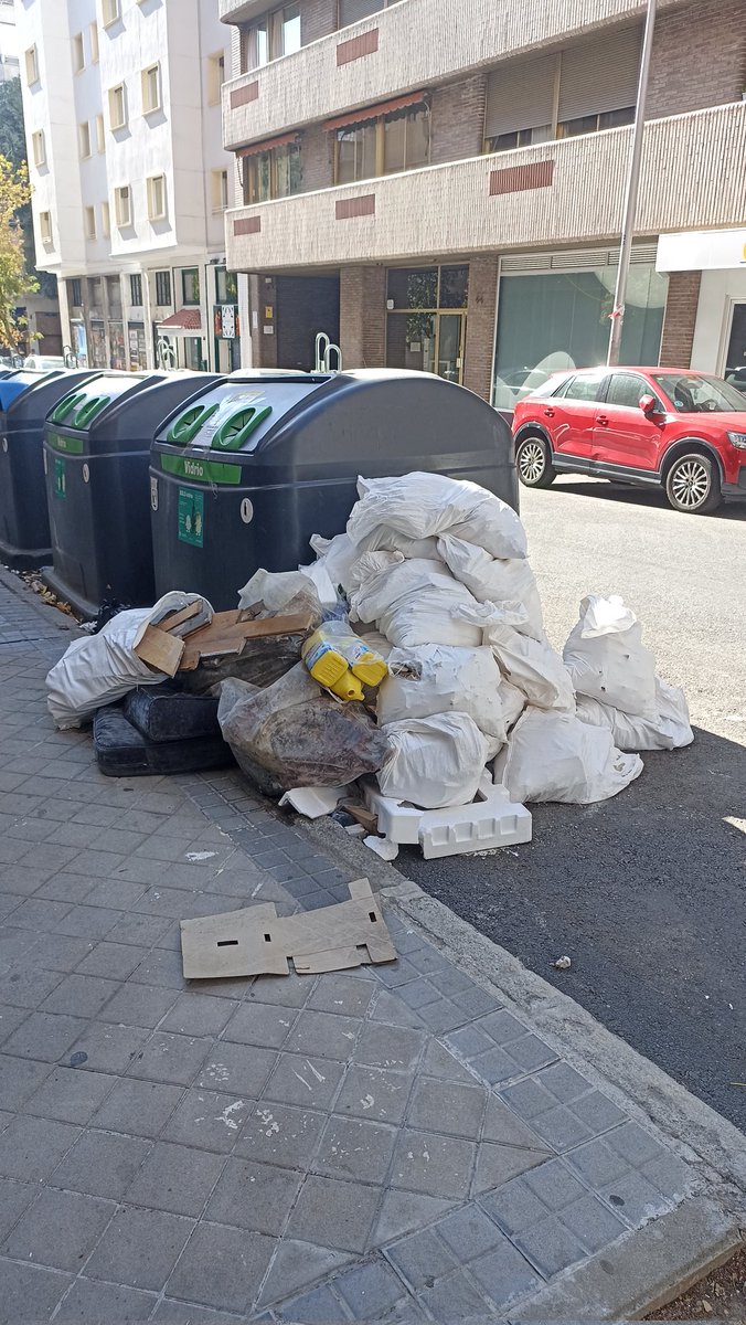 d_forestal's tweet image. Buenas tardes @Lineamadrid ¿Podrían pasar a recoger estos escombros en calle Joaquín María López 35? Gracias