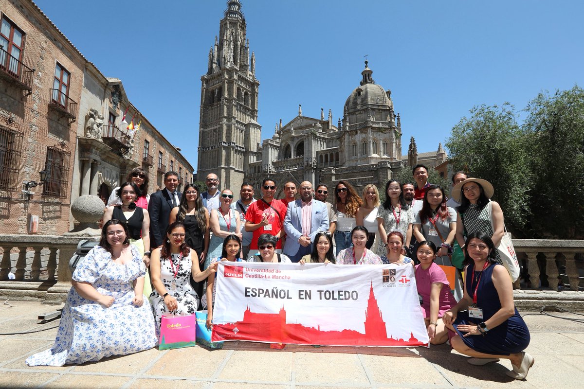 ToledoAyto's tweet image. 🎓 Ceremonia de entrega de certificados para el tercer grupo del plan de prescriptores internacionales. 27 profesores de Español como lengua extranjera, procedentes de diez países.
👉🏻 Un plan que fomenta el turismo idiomático en nuestra ciudad.