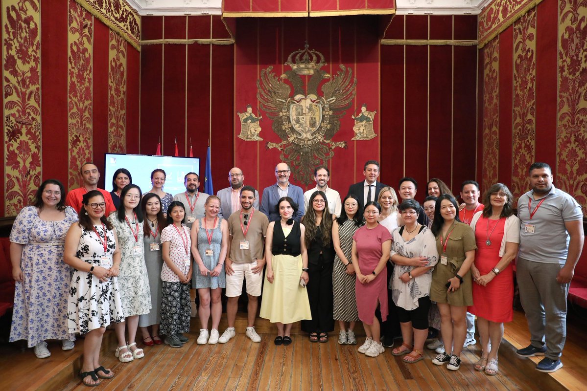 ToledoAyto's tweet image. 🎓 Ceremonia de entrega de certificados para el tercer grupo del plan de prescriptores internacionales. 27 profesores de Español como lengua extranjera, procedentes de diez países.
👉🏻 Un plan que fomenta el turismo idiomático en nuestra ciudad.