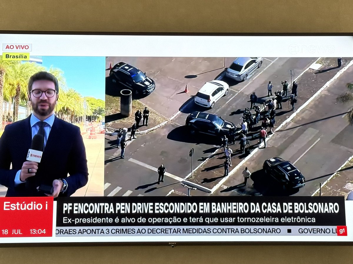 fabiowoficial's tweet photo. Dólares, PenDrive, Papeis &amp; Manchetes.
Presidente mal utiliza computadores e todos que convivem com ele sabem disso. 
Chega de narrativas!
Chega de mentiras!
Chega de perseguição! https://t.co/iILSr1sULp
