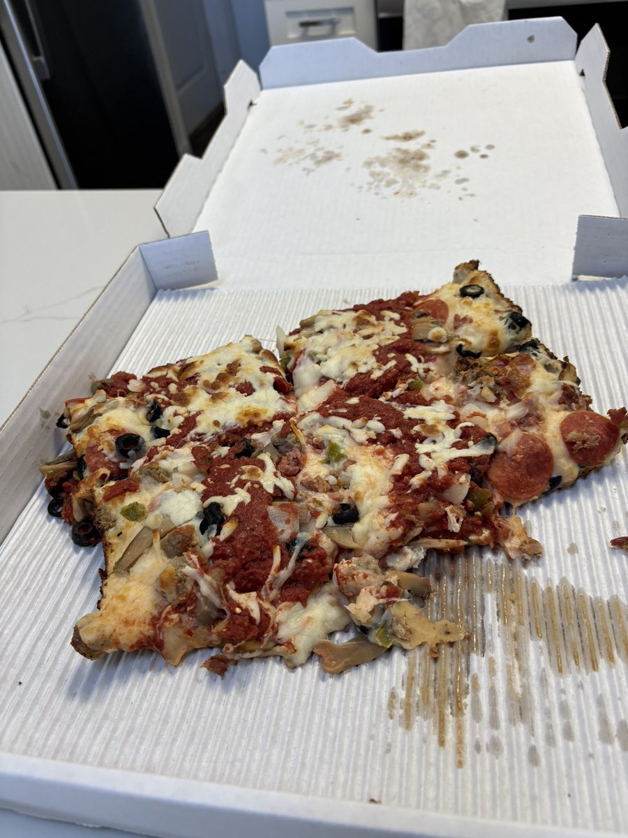 MichaelToro340's tweet image. I’m sorry to anyone who’s never had Detroit style pizza
