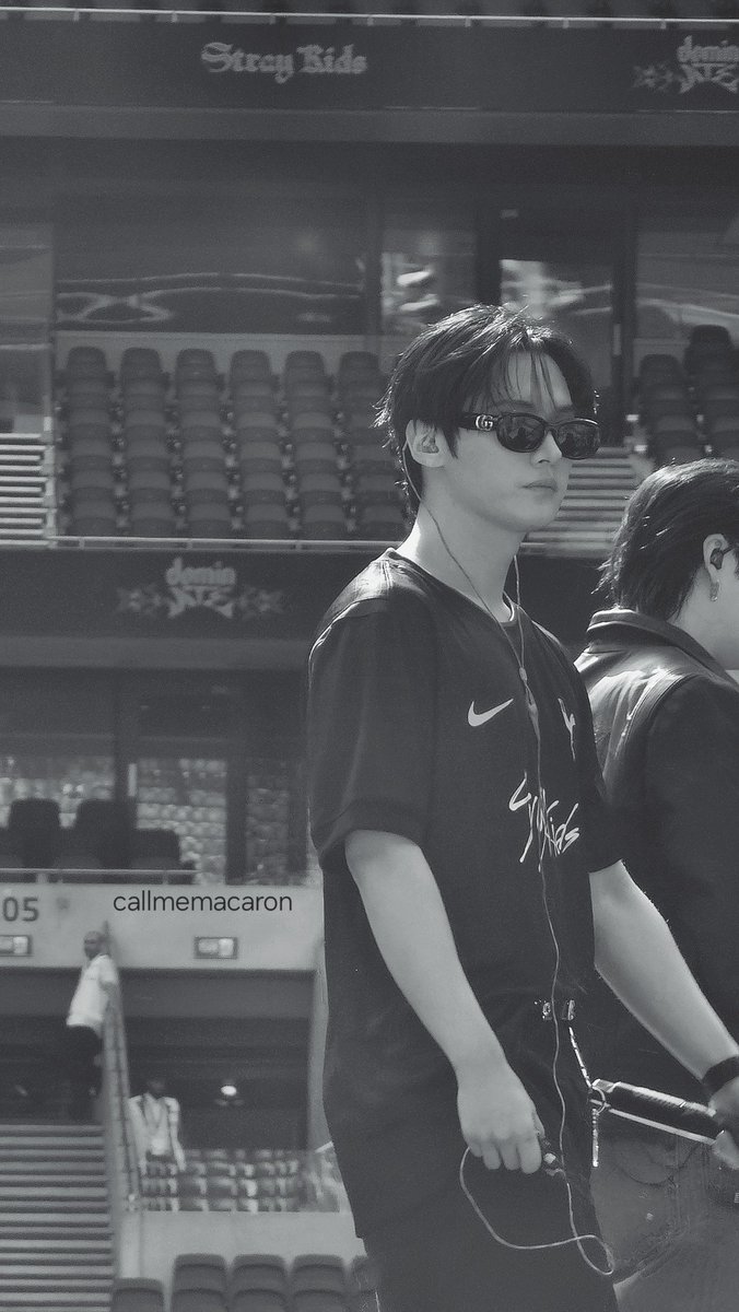 callmemacaron's tweet photo. Sunglasses ad when

250718 #leeknow #dominATE_London #Straykids https://t.co/DJHTC1qtfL