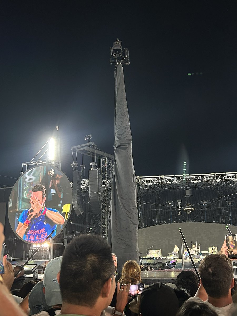 rhyslp_'s tweet image. BEWARE! this is the coldplay camera that catches out cheaters. it rises just before the encore and looks for its prey.
