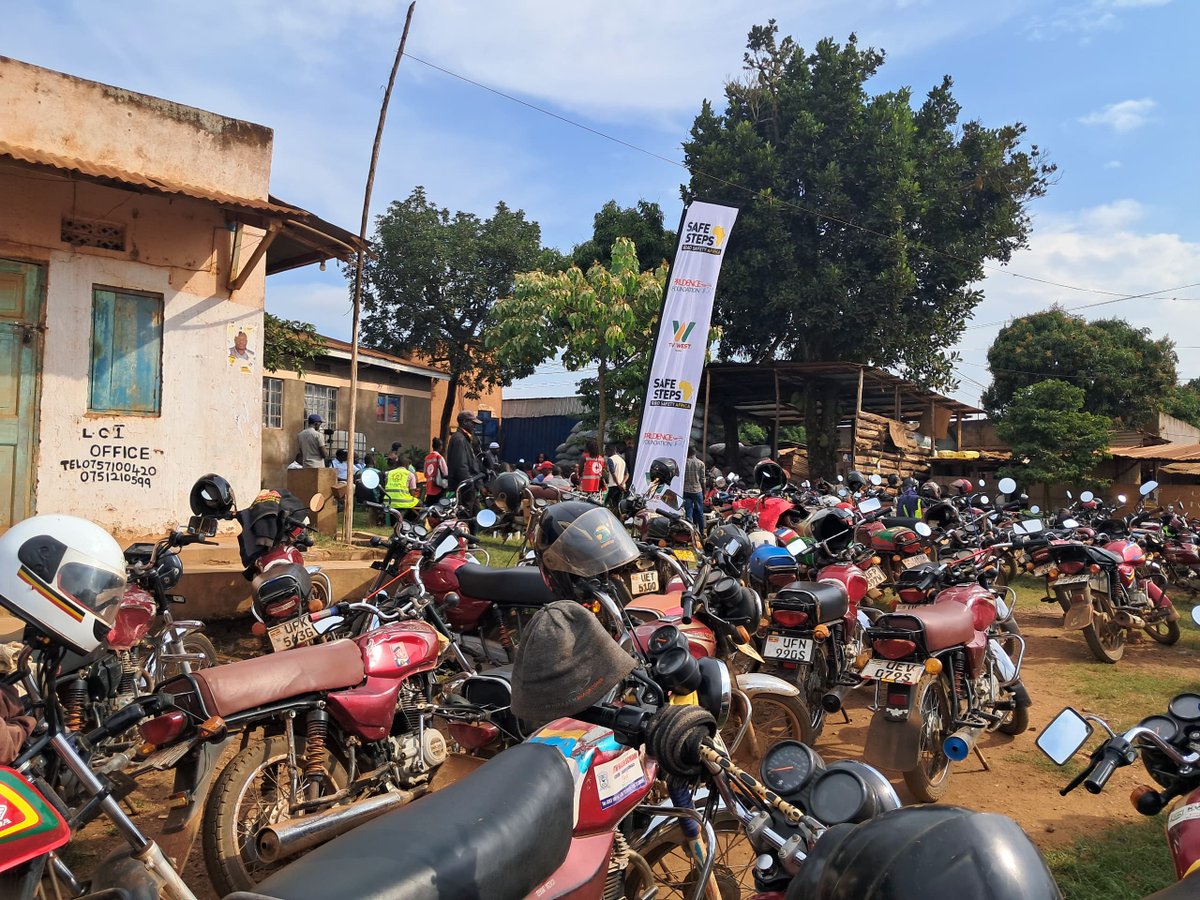 Ug_RedCrossCFA's tweet image. Mukono Bodaboda Riders Empowered
This week, boda-boda riders in Mukono took a bold step toward safety by completing first aid and road safety training under the #SafeSteps campaign.
Together, we can save lives and make our roads safer for all.
#Safesteps