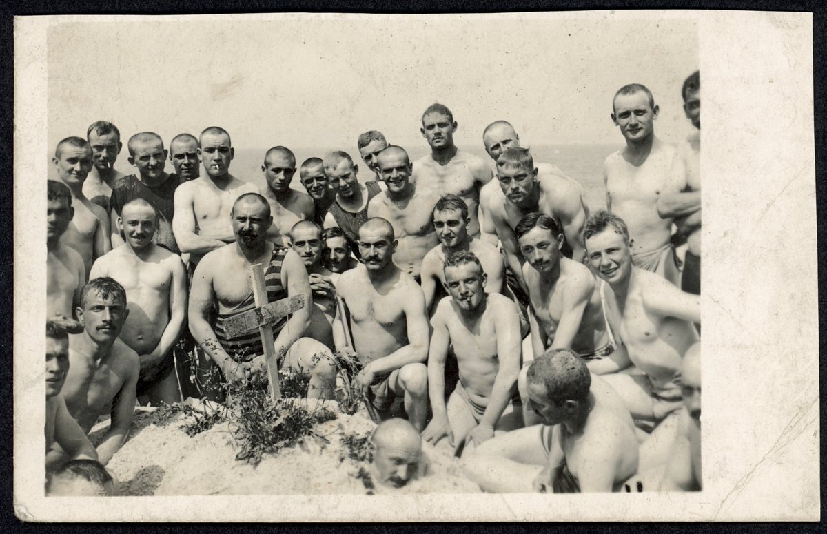 Ein leicht makabrer Badespaß. Deutsche Soldaten an Flanderns Küste, ca. 1918.