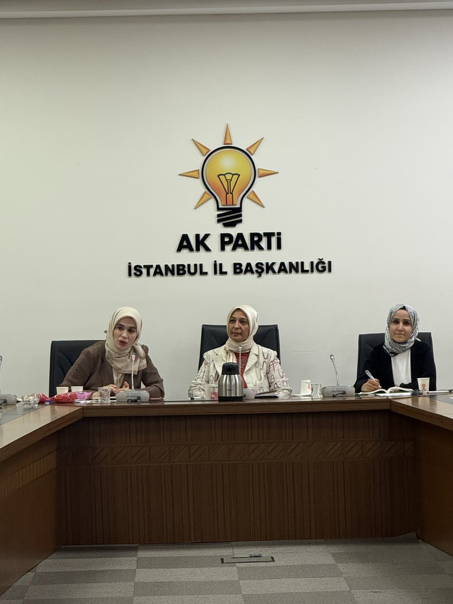 AKIstanbulSPB's tweet photo. 📍AK Parti İstanbul İl Başkanlığımızda
Sosyal Politikalar Birimi Aile ve Çocuk Komisyonu olarak 39 ilçe Başkanlarımızla bir araya geldik.

Aileyi koruyan, çocukları gözeten bir siyaset anlayışıyla çalışmaya devam edeceğiz.
Çünkü biliyoruz ki güçlü aile, güçlü toplum demektir. https://t.co/JARPuuVQZa