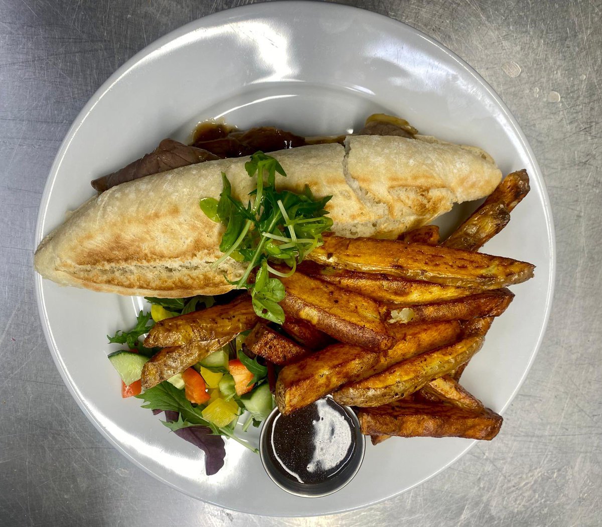 GolfLS18's tweet image. Our roast beef sandwich and homemade pie with chips are favourites at Horsforth Golf Club! 

Never tried our food? You’re missing out! Non members welcome, so why not give us a try 😁

#horsforth #greatfood #leeds #golf