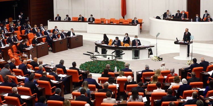 TBMM'de Öcalan ve PKK’yla başlatılan müzakere süreci çerçevesinde bir komisyon oluşturuluyor. Zafer Partisi, CHP dahil hiçbir muhalefet partisinin bu komisyona katılmaması gerektiğini savunuyor. 

Komisyona katılmama için üç temel gerekçe var. 

1) Bu komisyon AKP, MHP, DEM ve