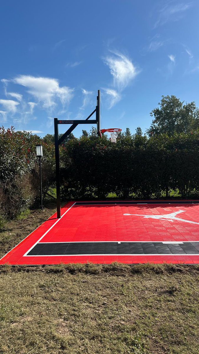 🔥 ¡Jordan 2️⃣3️⃣! 👊💣 

Nueva cancha con piso PlayCourt y jirafa Soluciones en Metales 🤝 en Barrio Lomas de San Antonio, Luján. 

Piso: Cancha personalizada. Modelo (medidas: 7x10) 
Jirafa: profesional regulable con tablero de vidrio templado Pro (1.80x1.05)