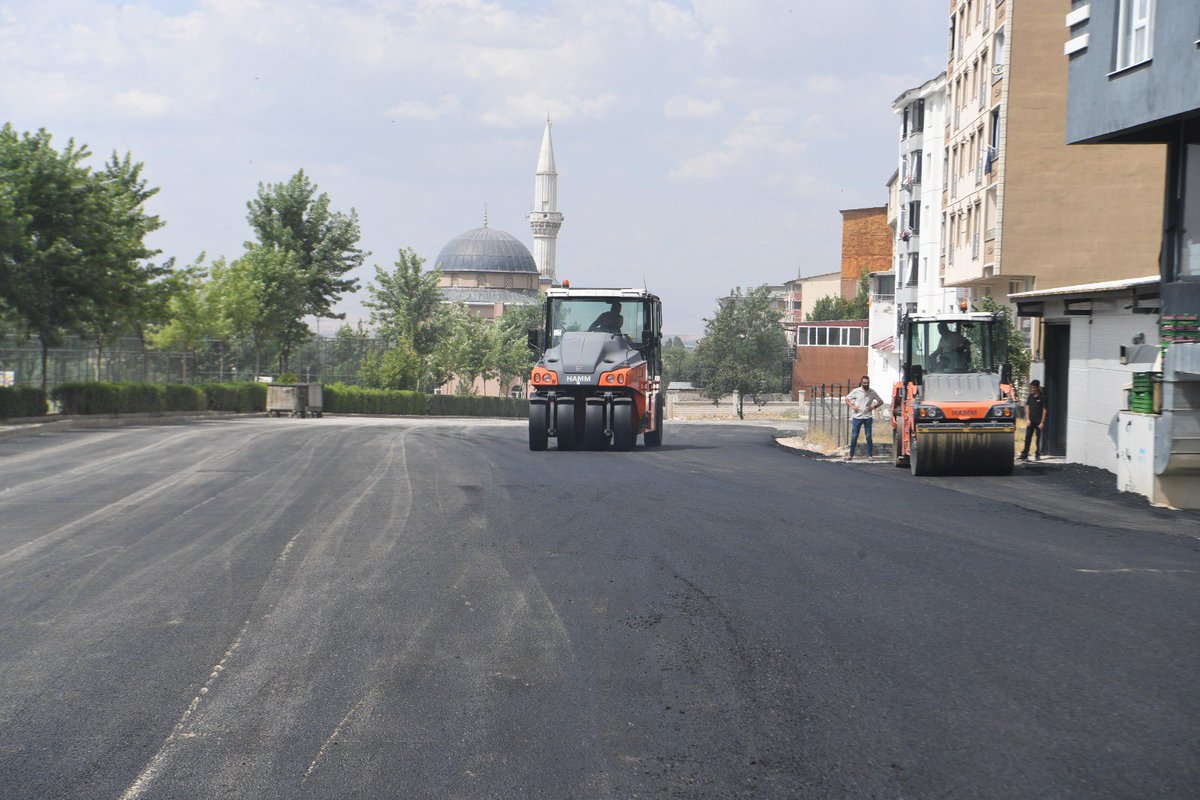 mus_bld's tweet image. 📌 Lale Vadisi Parkında Yenilenen Yolun İlk Etabı Tamamlandı.
Muş Belediyesi Fen İşleri Müdürlüğü ekipleri, Karşıyaka Mahallesi’nde bulunan Lale Vadisi Parkı çevresinde yaklaşık 2 kilometrelik yol yenileme çalışmalarının ilk etabını tamamladı.