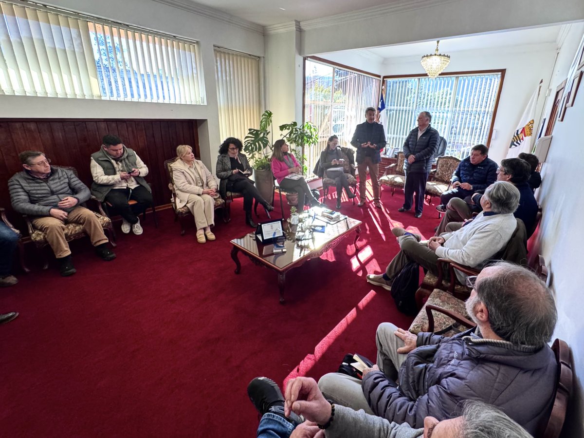 Hoy, el director regional de #CONAF, Esteban Krause, sostuvo una reunión de coordinación con el alcalde de #Chiguayante, Jorge Lozano, y con representantes de la comunidad del sector Lonco Valle.

Se abordaron medidas de protección y prevención frente a incendios forestales.