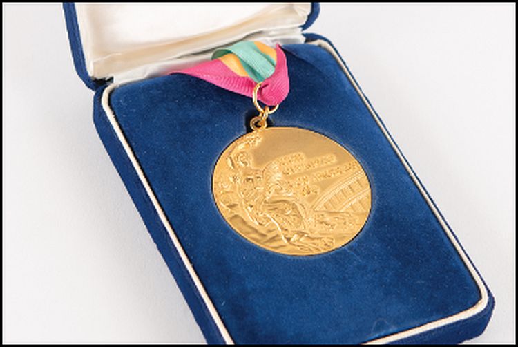 Sports_Examiner's tweet image. MEMORABILIA: Louganis medals from 1976-84-88 sell for combined $430,865 at @RRAuction summer sale! ~ bit.ly/3UlTvsQ