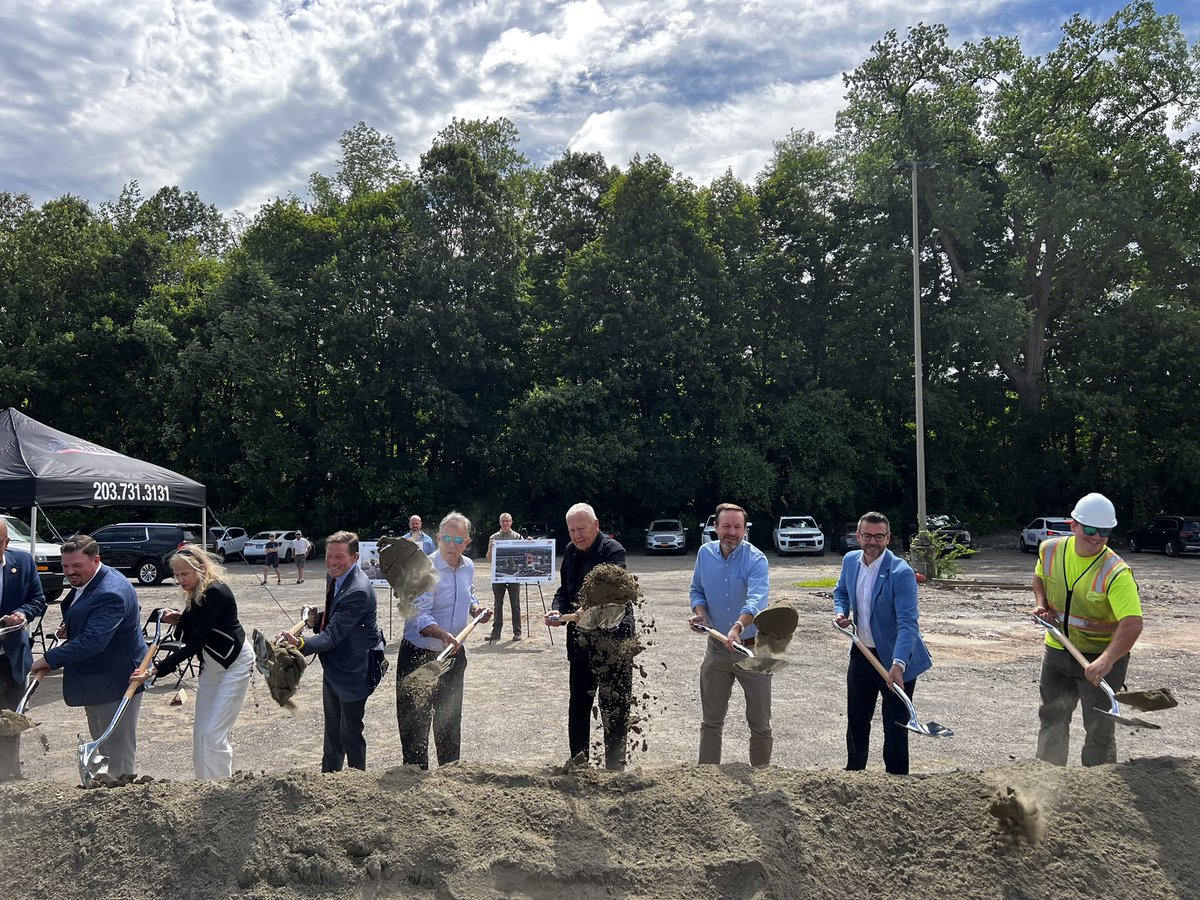 ChrisMurphyCT's tweet image. Thanks to the Bipartisan Infrastructure Bill, Naugatuck is getting a new train station! We broke ground today.