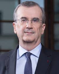 LouFrance75's tweet photo. POURQUOI vos impôts augmentent-ils : 
Je vous présente  François Villeroy de Galhau, gouverneur de la Banque de France
Salaire annuel : 311 000 €
Salaire annuel avec ses indemnités : 508 687 €
Soit un salaire mensuel de 42 391 €
300 fois le smic
+ avantages, appartement grand surface, majordome lui aussi logé, cuisinière, femme de ménage, voiture etc : 
300 fois le salaire du smicard qui paye des impôts