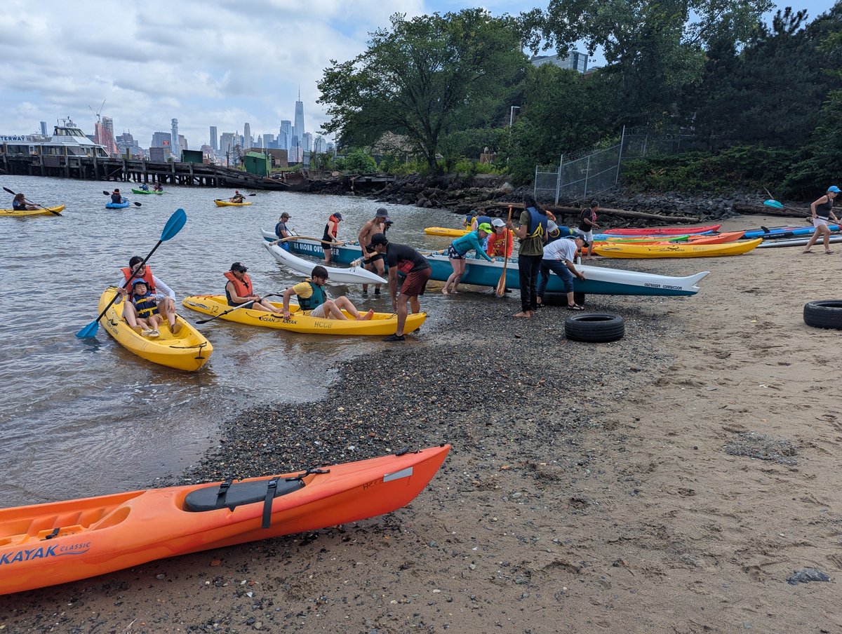 Hoboken_FBW's tweet image. In Hoboken, the shoreline buzzed with activity. FBW, Resilience Adventures, Montclair State’s Traveling Water Science Lab, and others joined forces to engage the public with science, sport, and stewardship.
#hoboken #ourwaterfront #hudsonriver
betterwaterfront.org/17252-2/