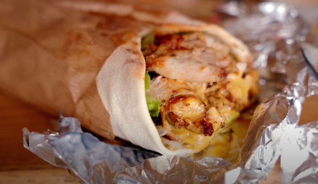 Cat_rango's tweet image. From a small shop to a thriving spot, "Paragauk pats" in Elektrėnai is now a kebab destination! People travel from all over 🇱🇹Lithuania for these unique kebabs!🥙 Featuring a unique honey-mustard-cucumber sauce & beloved by all, it's a must-try!😋 #Kebabs #Lithuania #Foodie