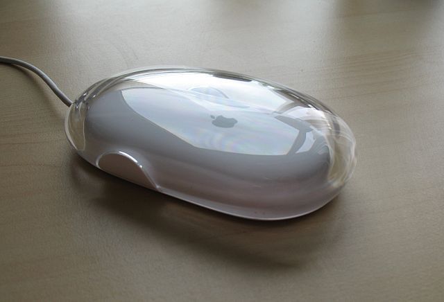 MuseuInfUPV's tweet image. #EfemérideInf: Tal día como hoy de 2000 @Apple presenta el Apple Pro Mouse, sin botones y de forma elíptica. #etsinfpv #AdaByronUPV #ODS4