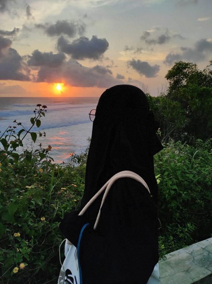 Çarşaf daha çok dikkat çekiyor diyorlar, haklılar pisliğin içinde açan çiçek tabiki dikkat çeker