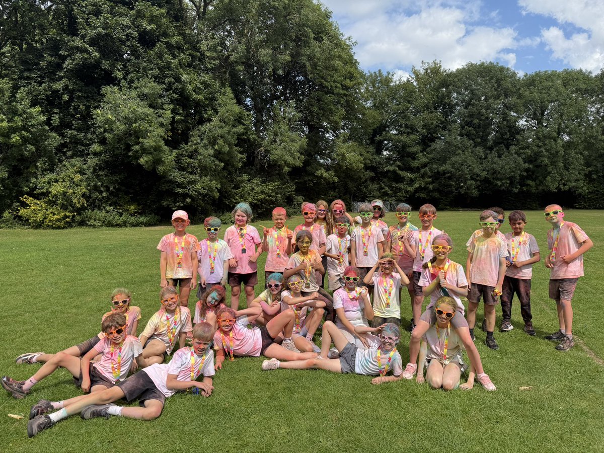 What a fantastic afternoon we had taking part in the colour run! Here are 5B’s pre and post paint pictures!🎨🫟