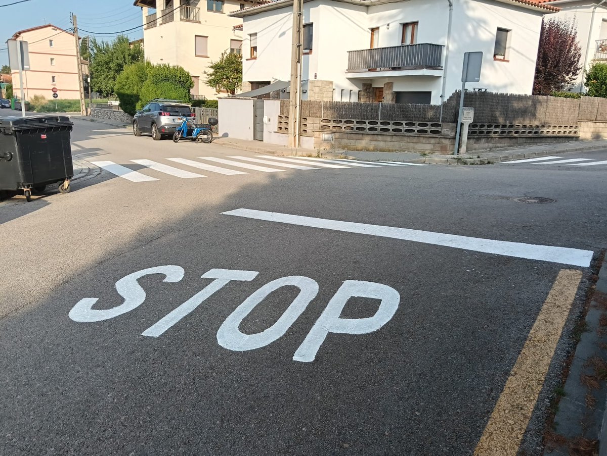 🚧 En execució la segona fase dels treballs de pintura i senyalització viària a diversos carrers del municipi.

🚸 Aquesta vegada es prioritza el manteniment de les zones escolars i el seu entorn.

#seguretatviaria #viapublica #caminsescolars