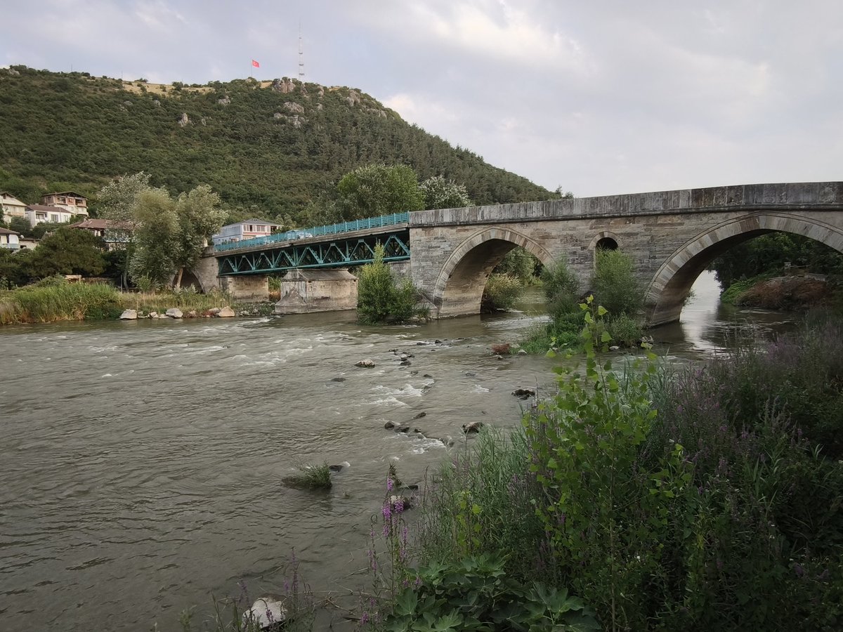 Yüzyıllardır bu köprüden kervanlar, askerler, ameleler, talebeler, seyyahlar ve daha niceleri geldi geçti. Altından akan sular gibi hiçbiri geri dönmedi. Latif bir akşamüzeri ben de oturdum, Evliya Çelebi'yi hatırlıyorum. #geyve #IIBeyazıtKöprüsü #EvliyaÇelebi