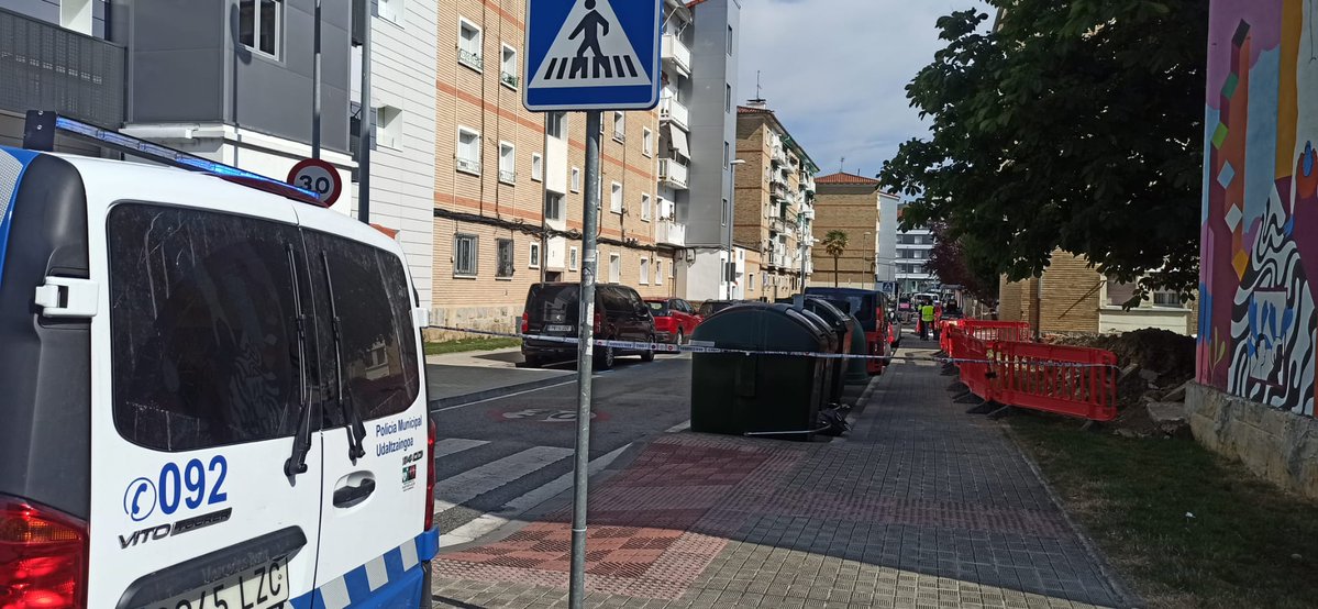 PamplonaIrunaPM's tweet image. Tráfico cortado en el perímetro de la plaza Puente la Reina de la Txantrea por rotura de tubería de gas durante trabajos en una obra
Aunque el corte del suministro esta realizado, los cortes de tráfico y las medidas de seguridad se mantendran hasta su reparación
Evita la zona