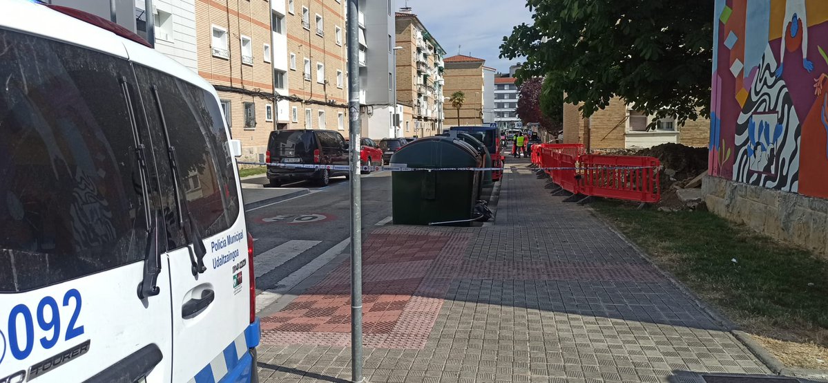 PamplonaIrunaPM's tweet image. Tráfico cortado en el perímetro de la plaza Puente la Reina de la Txantrea por rotura de tubería de gas durante trabajos en una obra
Aunque el corte del suministro esta realizado, los cortes de tráfico y las medidas de seguridad se mantendran hasta su reparación
Evita la zona