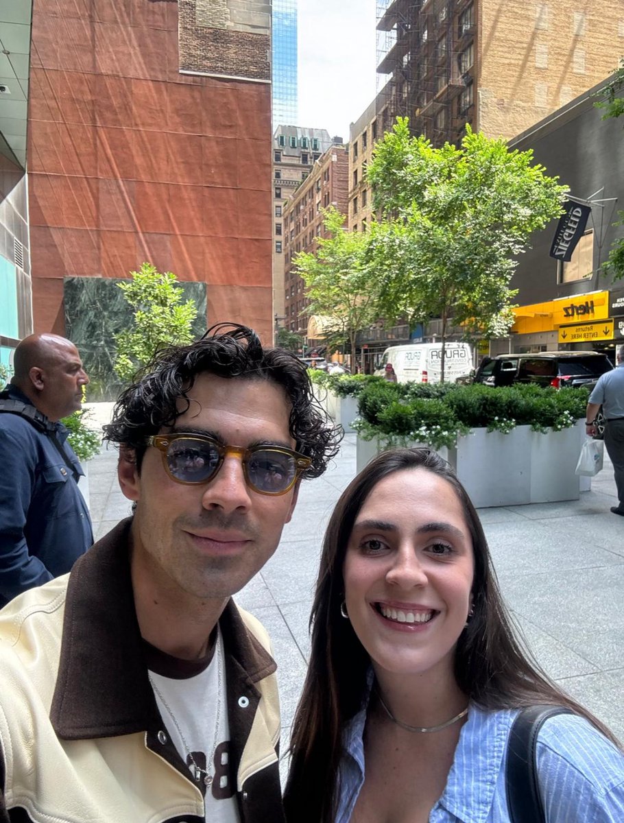 isablzzz's tweet image. one year ago today, I met @joejonas for the first time. Little did I know after that, I’d have so many special moments with my favorite artist and one of my favorite people ever. I’m so grateful to be living my dreams. Thank you, Joe, for inspiring me every day ❤️