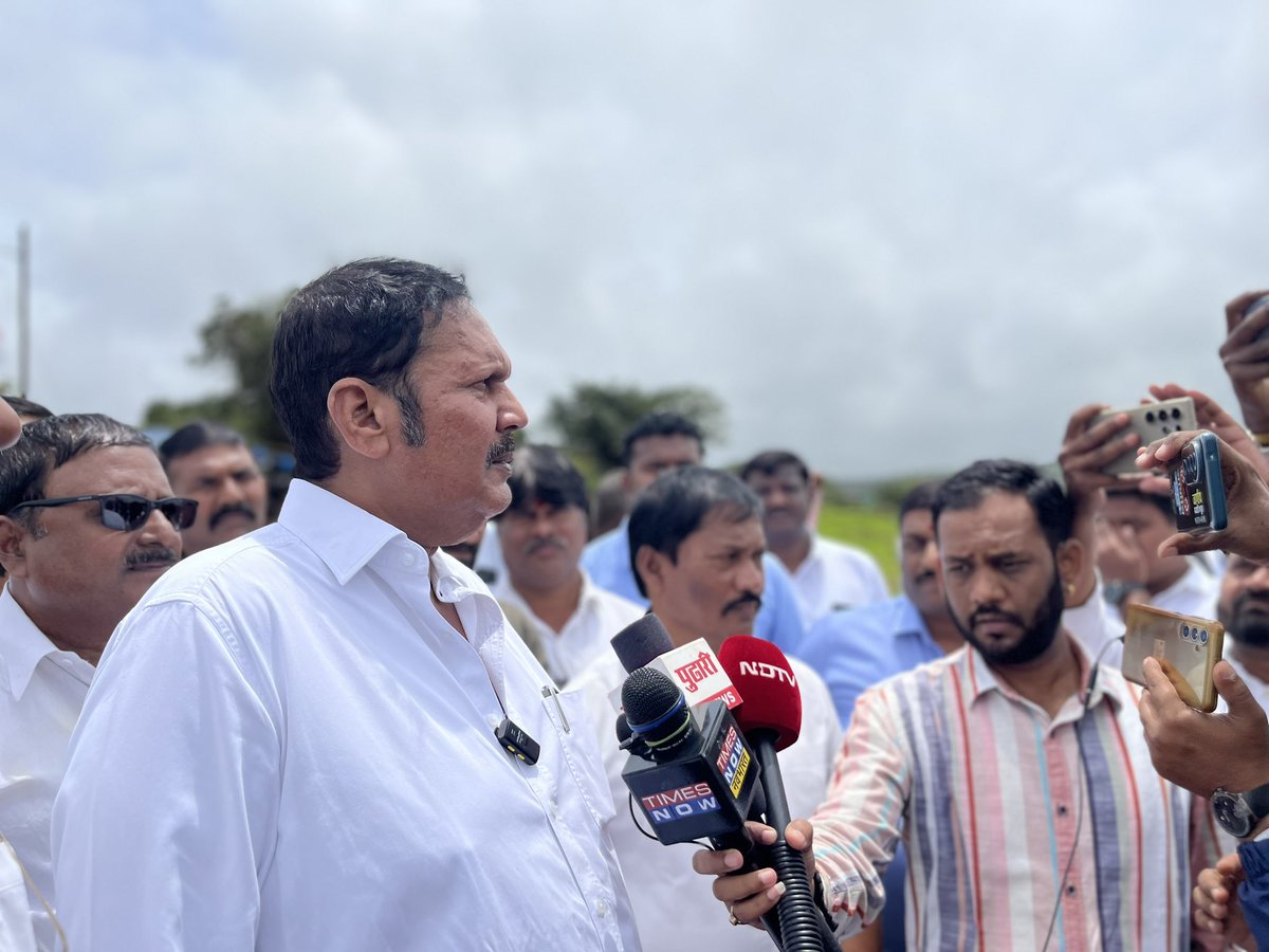 सातारकरांच्या जलजीवनाचा कास!
कास धरण पूजनाचा पावन सोहळा! 🙏

सातारकरांच्या पाण्याचा मुख्य स्रोत असलेल्या कास धरणाच्या पूजनाचा कार्यक्रम आज उत्साहात पार पडला.
कास धरण पूर्ण क्षमतेने भरून वाहू लागल्याने, सातारकरांचा वर्षभराचा पाण्याचा प्रश्न मार्गी लागला आहे.

पाण्याची ही