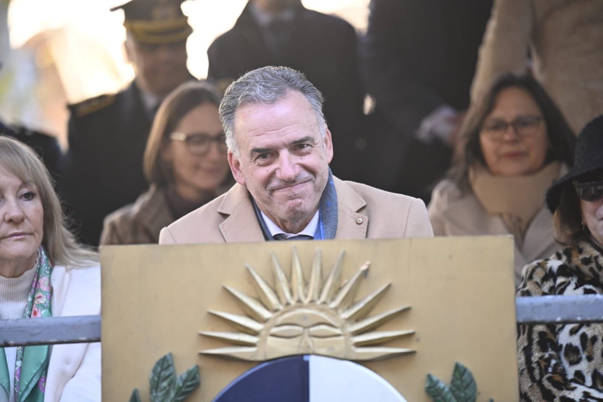 gonzacivila's tweet image. 🇺🇾 Acompañamos al Presidente @OrsiYamandu en el acto por el 195º aniversario de la Jura de la Constitución. Conmemorar no es idealizar un acontecimiento del pasado, es sentirnos parte de un pueblo, de un proyecto de Nación y de un proceso siempre inconcluso, que sigue su marcha.…
