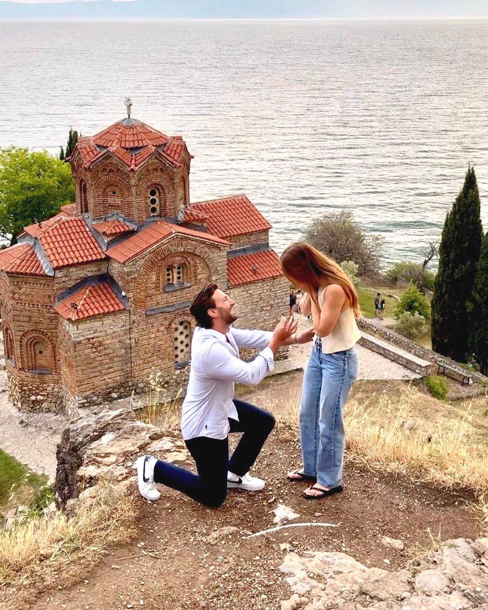 PeaceCorps's tweet image. Love is in the air in North Macedonia. ❤️ Returned Peace Corps Volunteer Lauren visited five years after her service ended and brought her partner Hampton.

Knowing how much her service in North Macedonia meant to her, Hampton proposed to Lauren back in her second home.…
