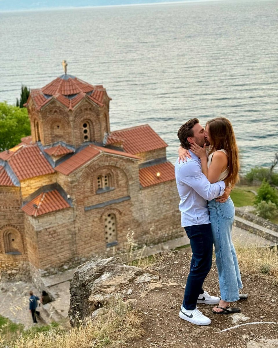 PeaceCorps's tweet image. Love is in the air in North Macedonia. ❤️ Returned Peace Corps Volunteer Lauren visited five years after her service ended and brought her partner Hampton.

Knowing how much her service in North Macedonia meant to her, Hampton proposed to Lauren back in her second home.…