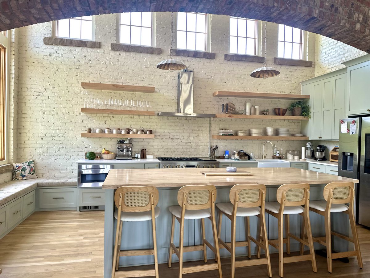 1000yearhouse's tweet image. Cooking + gathering + natural light = extraordinarily beautiful kitchen
ーThe Prichard House
Krebs, Oklahoma ca. 2024
#verticalprairie
