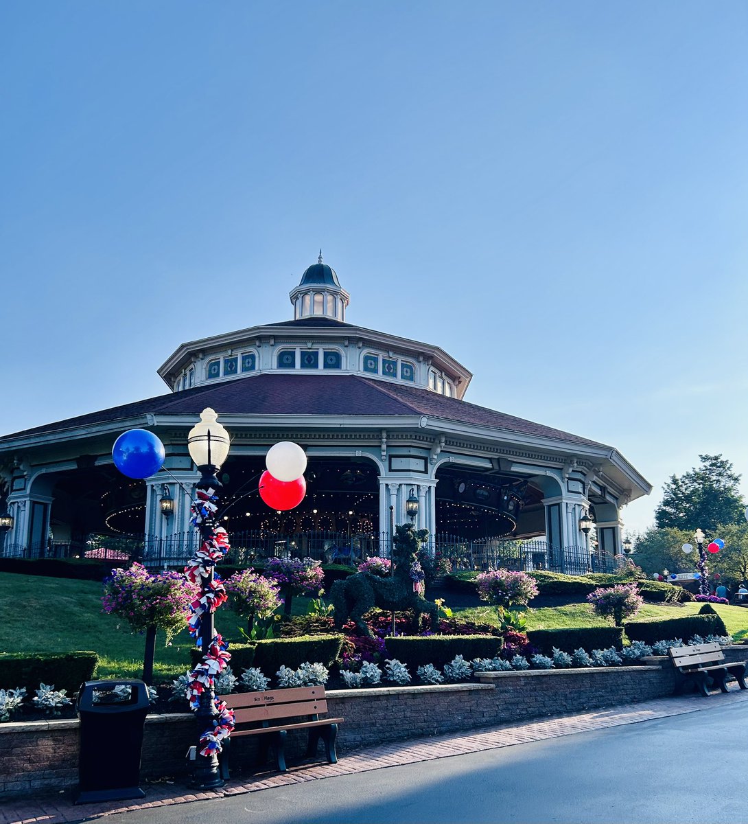 mom_ottb's tweet image. Patriotism and the love of our American flag is alive and thriving at Six Flags amusement park in New England. 🇺🇸