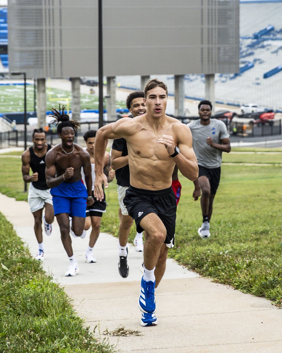KUHoops's tweet photo. This is GRIT. https://t.co/Oqi9BgVcua
