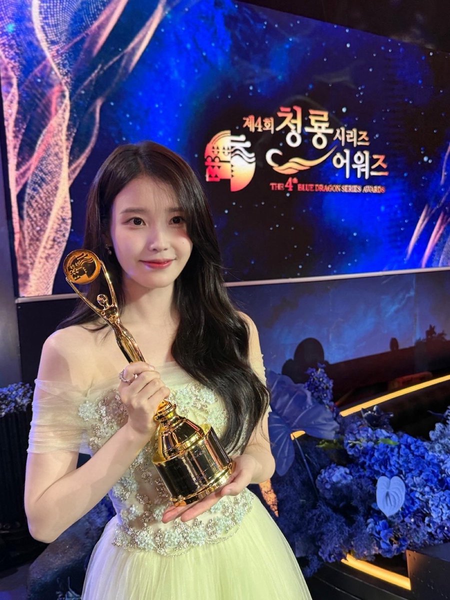 _IUofficial's tweet image. 제4회 청룡시리즈어워즈🏆
여우주연상
인기스타상
아꼬운 유애나 덕분에 청룡시리즈어워즈에서
2개 부문 수상했습니다!
‘폭싹 속았수다’의 영광스러운 대상 수상까지
유애나의 따뜻한 응원과 사랑이
만들어준 소중한 순간, 나 너어무 좋아😍💜
#아이유 #IU
#제4회청룡시리즈어워즈
