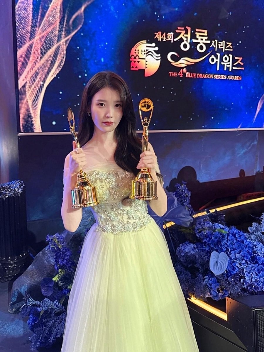 _IUofficial's tweet image. 제4회 청룡시리즈어워즈🏆
여우주연상
인기스타상
아꼬운 유애나 덕분에 청룡시리즈어워즈에서
2개 부문 수상했습니다!
‘폭싹 속았수다’의 영광스러운 대상 수상까지
유애나의 따뜻한 응원과 사랑이
만들어준 소중한 순간, 나 너어무 좋아😍💜
#아이유 #IU
#제4회청룡시리즈어워즈