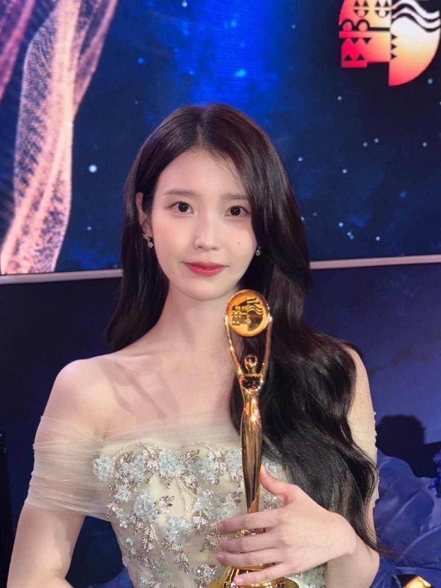 _IUofficial's tweet image. 제4회 청룡시리즈어워즈🏆
여우주연상
인기스타상
아꼬운 유애나 덕분에 청룡시리즈어워즈에서
2개 부문 수상했습니다!
‘폭싹 속았수다’의 영광스러운 대상 수상까지
유애나의 따뜻한 응원과 사랑이
만들어준 소중한 순간, 나 너어무 좋아😍💜
#아이유 #IU
#제4회청룡시리즈어워즈